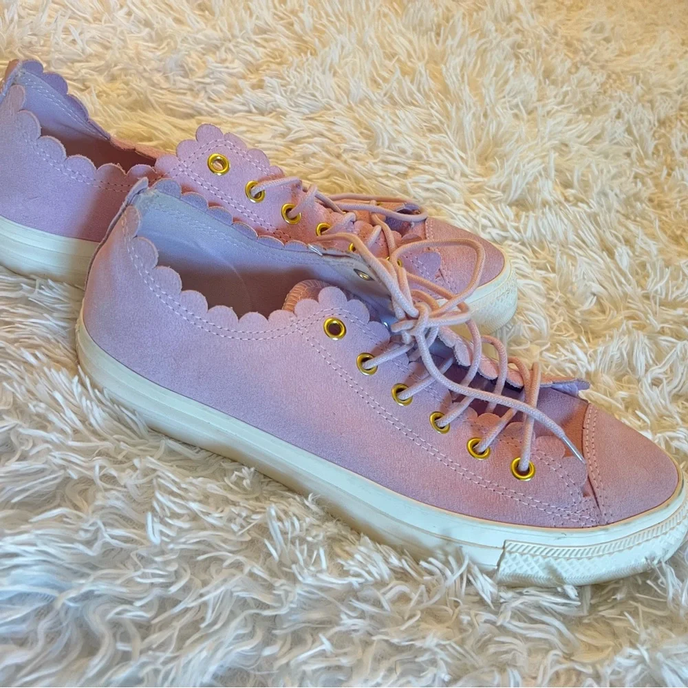 Women’s converse low top suede shoes. 9.5 - Picture 5 of 6